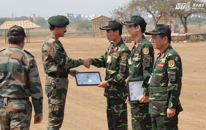Đại úy Nguyễn Văn Hằng, Trợ lý Trung tâm Gìn giữ Hòa bình Việt Nam và Thượng úy Nguyễn Văn Phong, Trung đội trưởng, Lữ đoàn 229/BTL Công binh, nhận giải cá nhân xuất sắc tại diễn tập