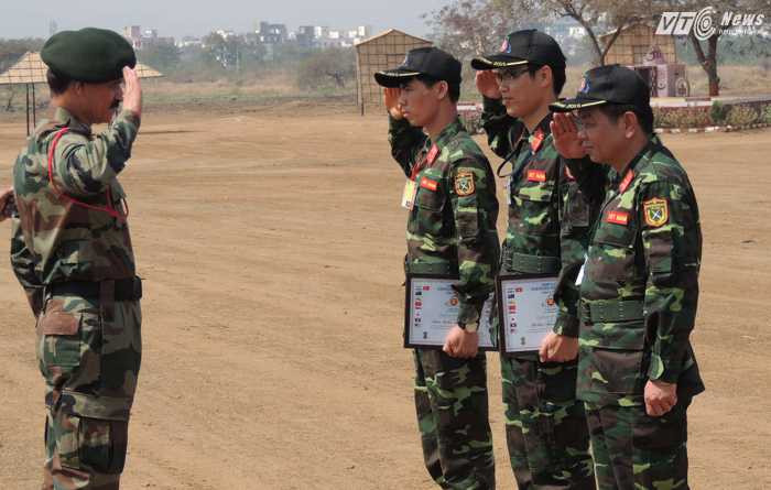 Đại úy Nguyễn Văn Hằng, Trợ lý Trung tâm Gìn giữ Hòa bình Việt Nam và Thượng úy Nguyễn Văn Phong, Trung đội trưởng, Lữ đoàn 229/BTL Công binh, nhận giải cá nhân xuất sắc tại diễn tập