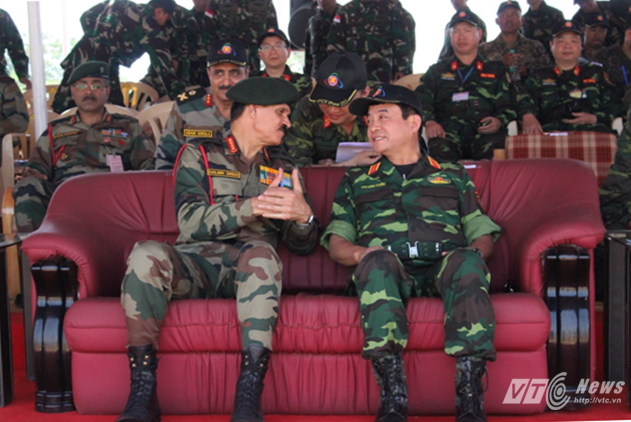 Đại tướng Dalbir Singh, Tư lệnh Lục quân Ấn Độ và Thượng tướng Võ Văn Tuấn, Phó Tổng tham mưu trưởng Quân đội Nhân dân Việt Nam dự Lễ bế mạc FTX-2016