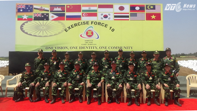 Thượng tướng Võ Văn Tuấn chụp ảnh lưu niệm với Đoàn Việt Nam tại Diễn tập FTX-2016