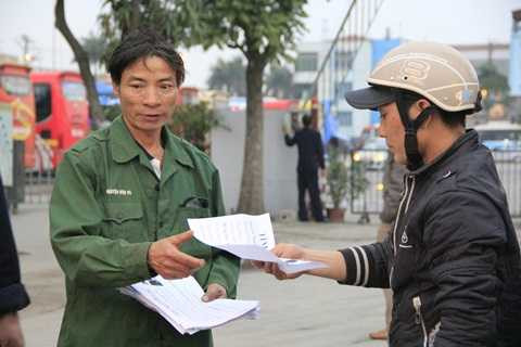 Ông Sơn vẫn mặc trên mình chiếc áo quân phục mang tên con trai Nguyễn Hữu Vũ Ông Sơn vẫn mặc trên mình chiếc áo quân phục mang tên con trai Nguyễn Hữu Vũ