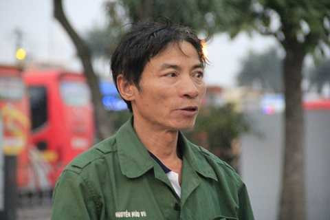 Thỉnh thoảng ông lại đưa tay mân mê dòng chữ Nguyễn Hữu Vũ trên ngực áo Thỉnh thoảng ông lại đưa tay mân mê dòng chữ Nguyễn Hữu Vũ trên ngực áo