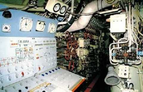 Bàn công tác điều khiển các bộ phận trên tàu ngầm Kilo Bàn công tác điều khiển các bộ phận trên tàu ngầm Kilo