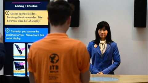 Rô bốt Chihira Kanae sẽ được đặt ở quầy thông tin để trả lời các câu hỏi của khách hàng. Rô bốt Chihira Kanae sẽ được đặt ở quầy thông tin để trả lời các câu hỏi của khách hàng.