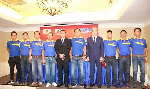 2.Ông Uenoyama và HLV Machinaka và Ban huấn luyện của PVF.jpg