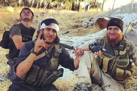 Một chiến binh người Anh cùng Bộ trưởng chiến tranh của IS