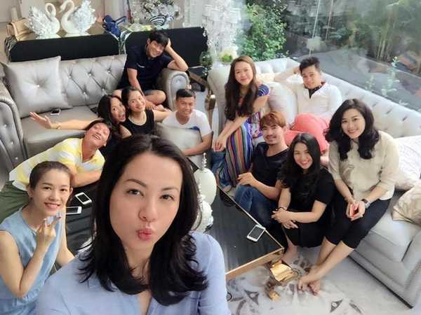 Siêu mẫu Ngọc Thúy vui vẻ bên bạn bè mặc Phan Như Thảo tố 'độc ác, hèn hạ'