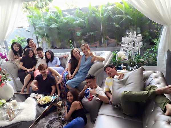 Siêu mẫu Ngọc Thúy vui vẻ bên bạn bè mặc Phan Như Thảo tố 'độc ác, hèn hạ'