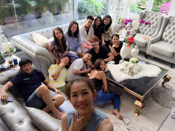 Siêu mẫu Ngọc Thúy vui vẻ bên bạn bè mặc Phan Như Thảo tố 'độc ác, hèn hạ'