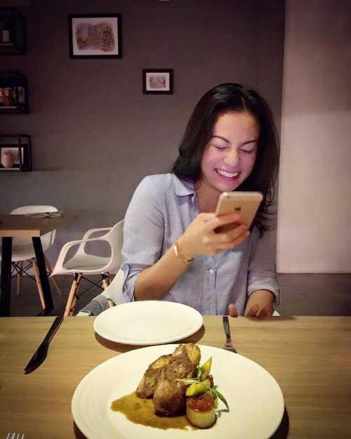 Siêu mẫu Ngọc Thúy vui vẻ bên bạn bè mặc Phan Như Thảo tố 'độc ác, hèn hạ'