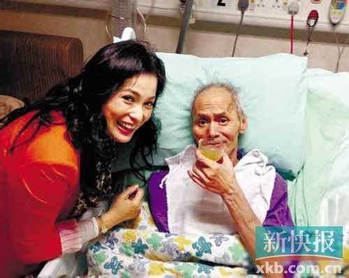 Bị vợ con bỏ rơi, Lưu Gia Huy chỉ có nữ trợ lý Diệc Mẫn ở bên chăm sóc.