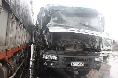 Cú tông vào hông xe tải đang dừng khiến xe 37C-154.44 bị nát một phần đầu