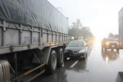 Xe 4 chỗ biển xanh 37A-3169 không giữ được khoảng cách an toàn, cắm vào đuôi xe tải phanh gấp