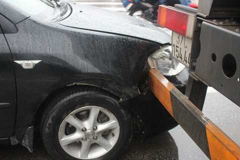 Xe biển xanh bị cản sau xe tải xuyên thủng