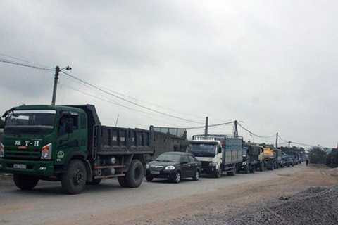 Mỗi ngày có hàng ngàn ô tô thường xuyên qua cầu An Thái giờ phải chờ đợi cả tiếng đồng hồ để di chuyển qua sông bằng phà, gây thiệt hại cho người dân và doanh nghiệp khó có thể tính toán hết được - Ảnh Kiến Thức Mỗi ngày có hàng ngàn <a href='https://vtcnews.vn/oto-xe-may.31.0.html' >ô tô</a> thường xuyên qua cầu An Thái giờ phải chờ đợi cả tiếng đồng hồ để di chuyển qua sông bằng phà, gây thiệt hại cho người dân và doanh nghiệp khó có thể tính toán hết được - Ảnh Kiến Thức