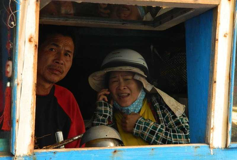 Vợ chồng ngư dân Võ Quang Thái buồn rầu vì trắng tay sau chuyến biển bão táp bị tàu Trung Quốc cướp phá.