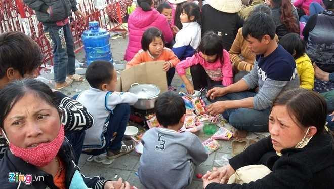 Ngư dân Sầm Sơn tập trung ở cổng UBND tỉnh. Ảnh: Nguyễn Dương.