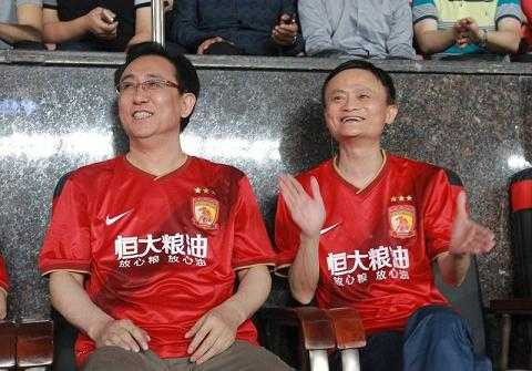 Tỷ phú Jack Ma theo dõi một trận đấu của Guangzhou Evergrande Taobao.