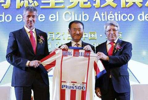 Tỷ phú Wang Jianlin trong lễ công bố phi vụ mua 20% cổ phần của Atletico Madrid. Tỷ phú Wang Jianlin trong lễ công bố phi vụ mua 20% cổ phần của Atletico Madrid.