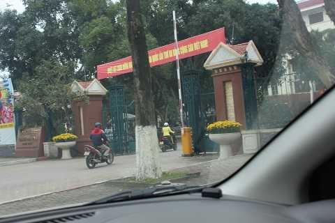 Hình ảnh ghi lại trước cổng UBND TP Vinh lúc hơn 1 giờ 30, người làm trong UBND TP Vinh đi thong thả