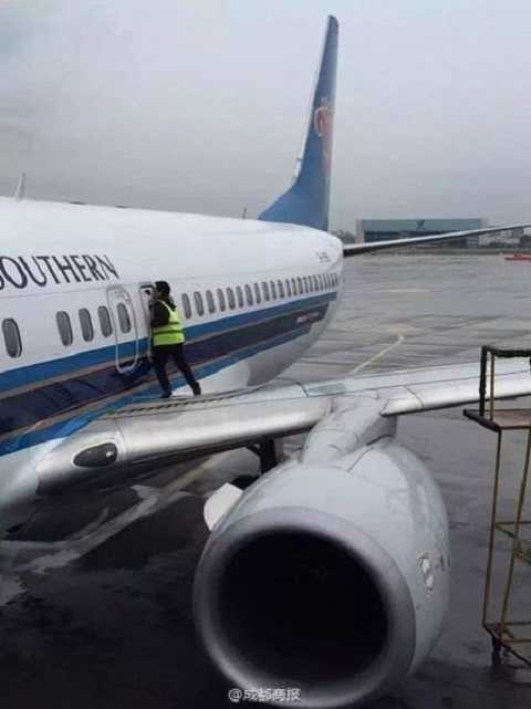 Hành khách cảm thấy khó thở và đã mở cửa thoát hiểm thoát ra ngoài. Ảnh Shanhaiist