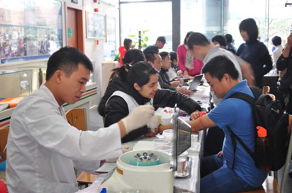 Hoạt động hiến máu tình nguyện thu hút đông đảo thanh niên, cán bộ nhân viên tham gia