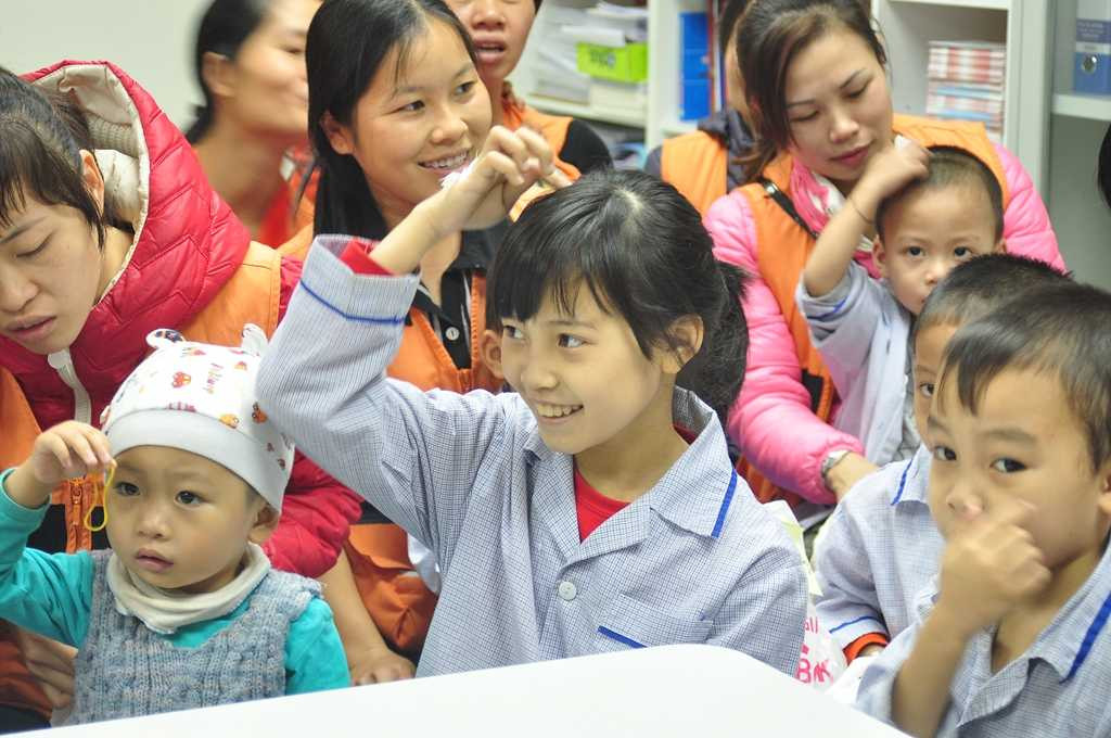 Các em nhỏ vui mừng khi nhận được những món quà ý nghĩa