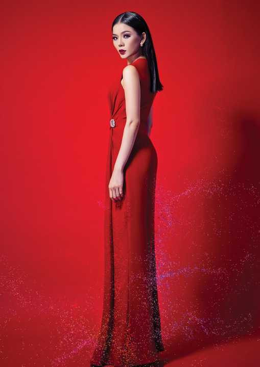 Được đánh giá là một trong những nữ nghệ sỹ có thẩm mỹ thời trang nổi bật, theo xu hướng sang trọng và quyến rũ, lần này, Lệ Quyên lại khiến khán giả ngất ngây với hình ảnh được thực hiện cho CD nhạc trẻ do chính cô làm stylist.