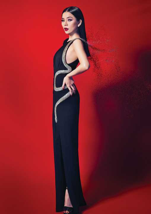  Lệ Quyên – cái tên không chỉ gắn liền với giọng hát truyền cảm đến lạ, mà còn được yêu thích bởi những bộ trang phục được cô lựa chọn đều toát lên vẻ đẹp của người phụ nữ thành đạt, viên mãn đồng thời cực kỳ hiện đại, phóng khoáng và bắt nhịp được xu hướng thời trang trong thế giới những người nổi tiếng. 