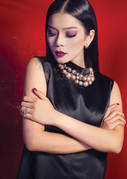 Là người rất chăm chút cho mỗi lần xuất hiện, và ở thời điểm này, Lệ Quyên đã có điểm tựa vững chắc vào chính bản thân mình, đó là thành công, đẳng cấp và sự tự tin, vì vậy cô không ngần ngại quyết định tự cho mình thêm một “công việc” mới đó chính là người tạo dựng phong cách cho hình ảnh mới trong CD nhạc trẻ sẽ được phát hành trong tuần tới.