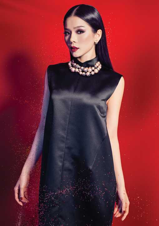 Lệ Quyên trở nên lộng lẫy hơn bao giờ hết với những đường nét ấn tượng trên gương mặt, sự quyến rũ của đường cong trên cơ thể và thần thái rực rỡ của một nữ nghệ sỹ ở đỉnh cao sự nghiệp. 