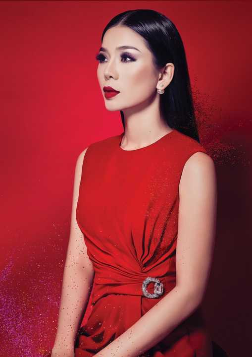 Trung thành với hình ảnh quyến rũ, sang trọng, màu sắc chủ đạo trang phục trong bộ ảnh CD Lệ Quyên – Thái Thịnh với chủ đề 'Còn trong kỷ niệm' vẫn là màu đen huyền bí, nổi bật trên phông nền màu đỏ, như ngầm phản chiếu sự nổi loạn, rạo rực của tình yêu nồng cháy luôn ẩn chứa trong vẻ đẹp lạnh lùng của Lệ Quyên. 