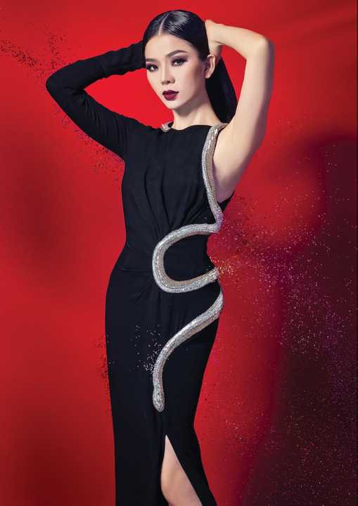 Album gồm 9 ca khúc hoàn toản của nhạc sĩ Thái Thịnh, vì vậy không gian âm nhạc trong CD Còn trong kỉ niệm sẽ gần như “thuần chất” và rất đậm dấu ấn của người nhạc sĩ tài hoa này, cộng với giọng hát mượt mà, nóng bỏng và sâu lắng rất riêng của Lệ Quyên, sẽ làm hài lòng những ai từng rất yêu mến cô. CD Lệ Quyên & Thái Thịnh – Còn trong kỷ niệm sẽ được ra mắt trong tuần sau.