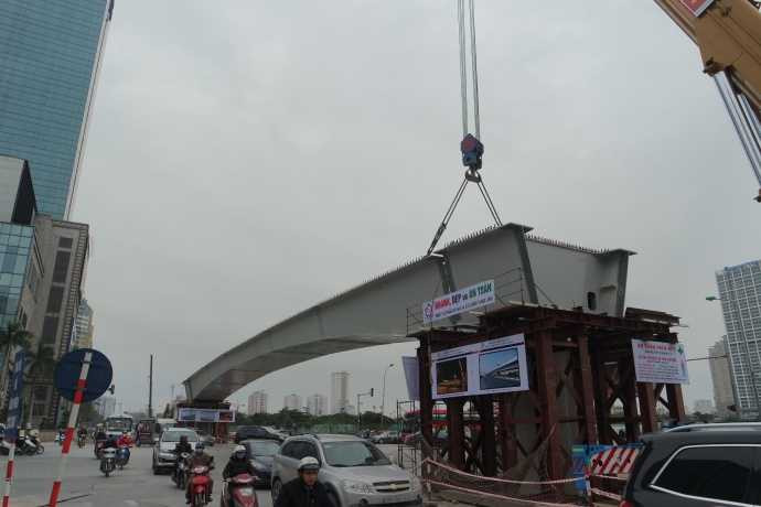 Dầm cầu đã được lắp dựng ổn định trên trụ cầu 