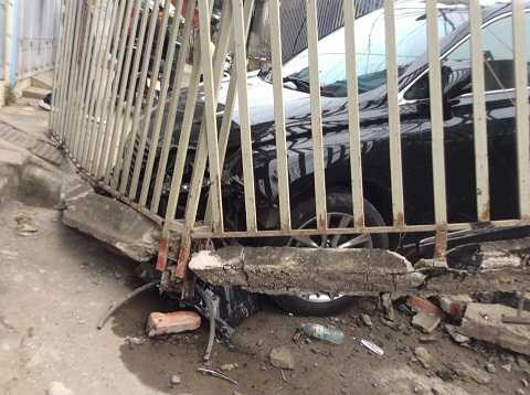 Xe Lexus bị hư hỏng phần đầu sau cú đâm mạnh (ảnh otofun)