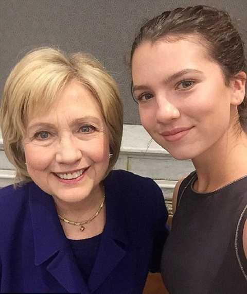 Cô nàng 15 tuổi này còn là fan ruột của bà Hillary Cliton. Ảnh Dailymail