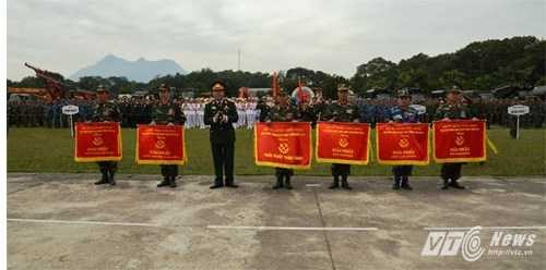 Lãnh đạo Binh chủng Công binh trao giải thưởng cho các đơn vị - Ảnh: Hồng Pha