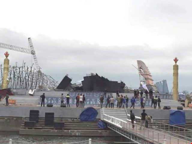 Hình ảnh sân khấu sập được lan truyền trên mạng xã hội