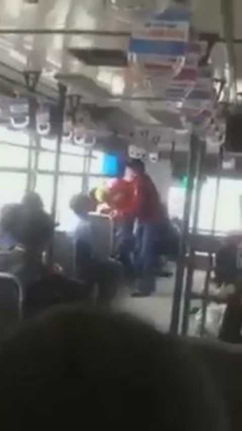 Tên móc túi ‘hành nghề’ ngay trước mắt cảnh sát hình sự