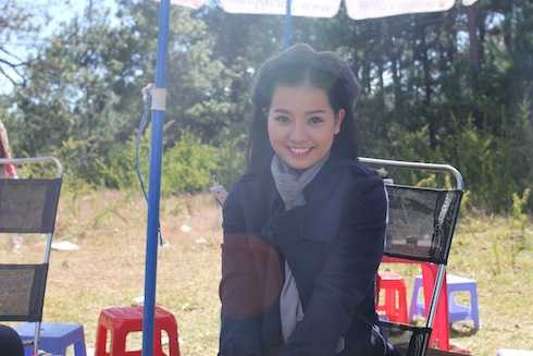 Khánh Hiền sở hữu vẻ đẹp tròn đầy như trăng rằm.