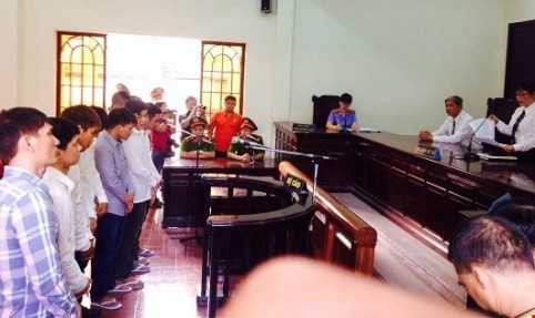 Các bị cáo nghe tuyên án.