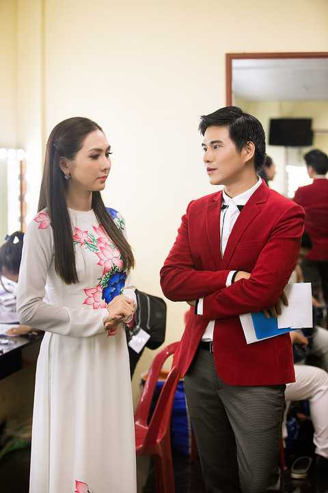 Những câu nói hóm hỉnh duyên dáng của Vũ Mạnh Cường trên sân khấu thường tiếp lửa cho các người đẹp thêm tự tin thể hiện phần tài năng của mình. 