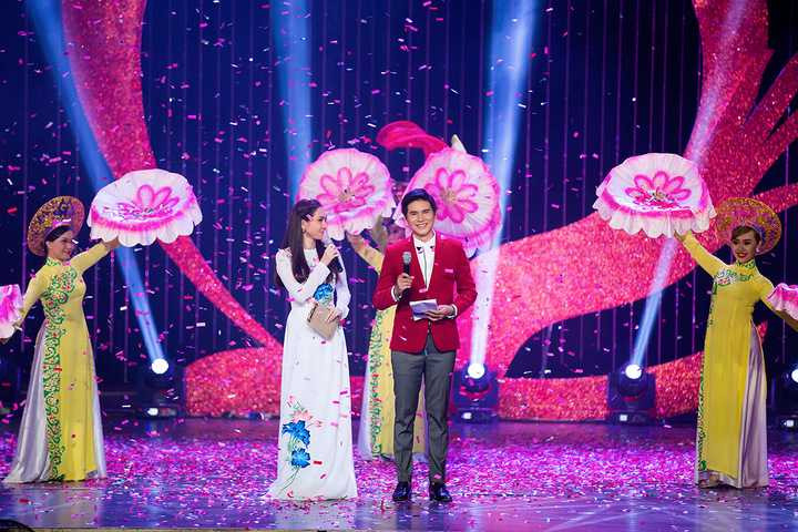 Trong chương trình ca nhạc từ thiện “Tiếng hát từ tâm, sánh bước cùng Sao Việt”, MC Vũ Mạnh Cường đã tung hứng khéo léo dẫn dắt người xem về câu chuyện âm nhạc từ thiện ấm áp ý nghĩa góp sức vào thành công của chương trình, nối dài vòng tay nhân ái.