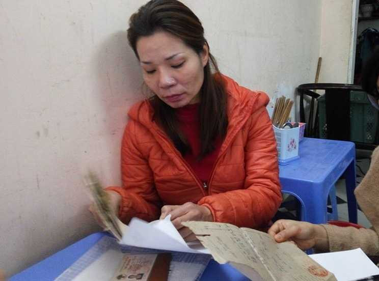 Mấy ngày qua chị Trang đã chuẩn bị rất nhiều tài liệu hồ sơ liên quan đến bản thân. Chị hy vọng sẽ sớm tìm được mẹ đẻ. 