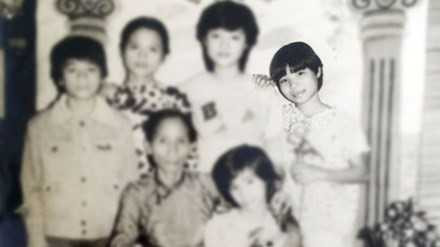 Chị Trang đứng ngoài cùng bên phải. Chị Trang đứng ngoài cùng bên phải.