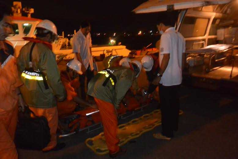 Lực lượng chức năng vượt sóng trong đêm cứu ngư dân bị chân vịt chém đứt tai.