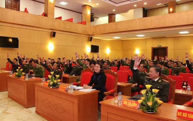 Các đại biểu biểu quyết nhất trí giới thiệu 4 người ra ứng cử ĐBQH.