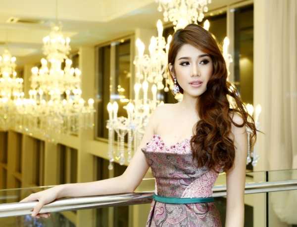 Á hậu Đồng Thanh Vy - Người đẹp từng 'đánh bại' Phạm Hương là ai?