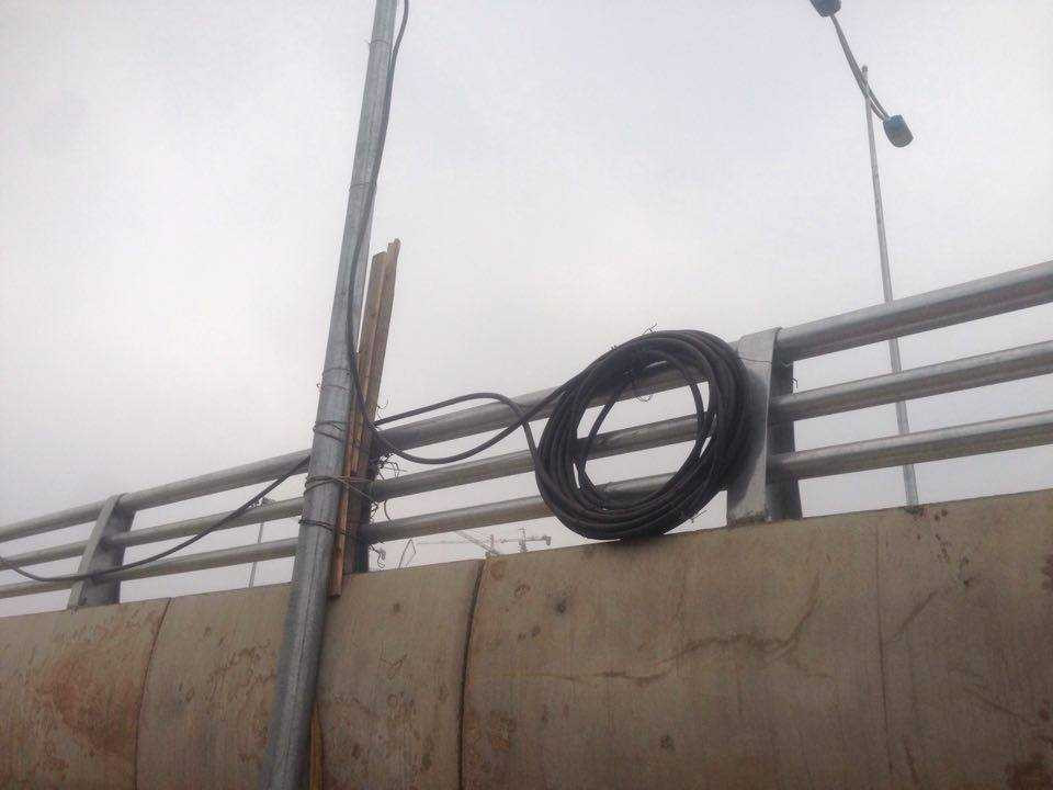 Dây điện treo lơ lửng trên thành cầu