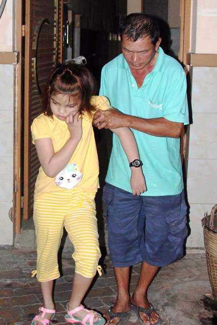 Vợ chồng ông Bảo Tài rời quê lên Sài Gòn thuê trọ để tiện cho việc chữa bệnh, bấm huyệt cho con gái.